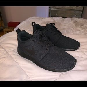 Nike black on black Roshe